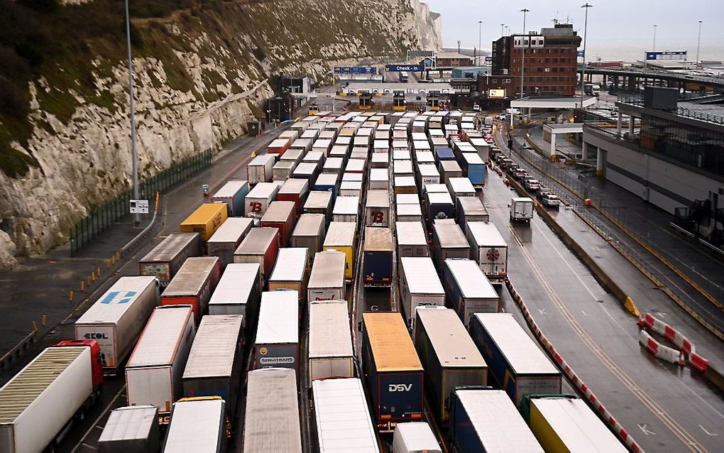 Lange rijen vrachtwagens in Dover, afgelopen weekend. beeld EPA, ANDY RAIN