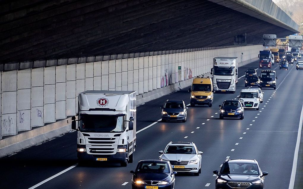 Verkeer op de A28. beeld ANP, Robin van Lonkhuijsen