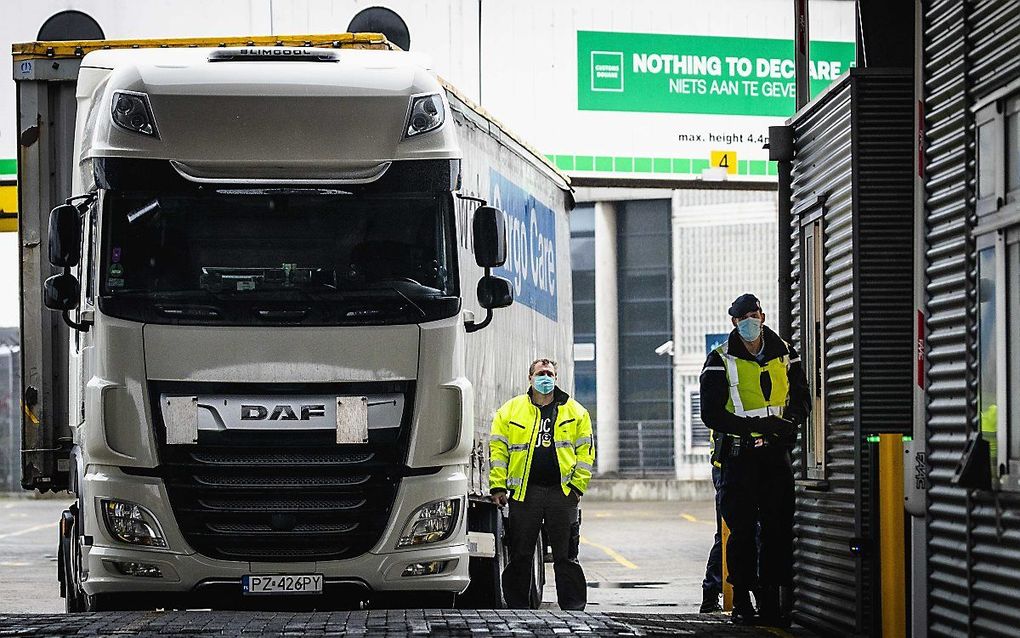 Een vrachtwagen afkomstig van een ferry uit Newcastle wordt gecontroleerd door de marechaussee in de haven van IJmuiden.  beeld ANP SEM VAN DER WAL