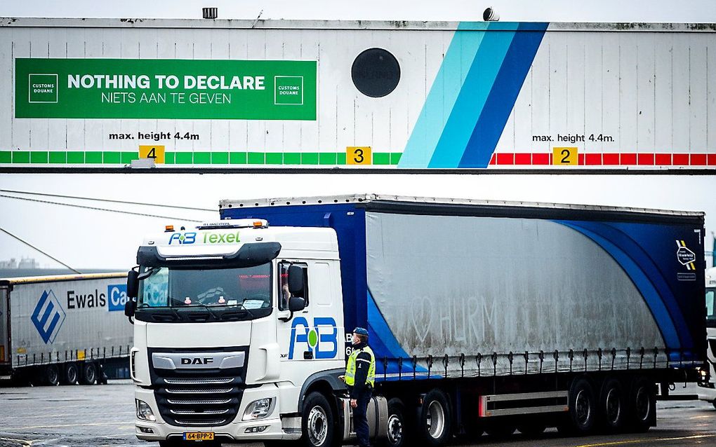 Een vrachtwagen afkomstig van een veerboot uit Newcastle wordt gecontroleerd door een marechaussee. Het inreisverbod voor mensen uit het Verenigd Koninkrijk is vervallen. beeld ANP, Sam van der Wal