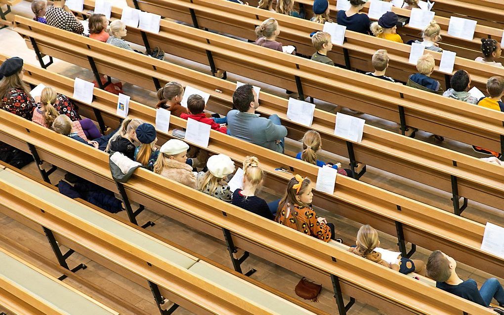 „Hebben wij juist door onze kerkgang ook geen getuigenis af te geven? Hebben wij juist daarin de wereld niet te laten zien hoe heilig en lief Gods inzettingen ons zijn, en vanwaar wij in tijden van nood onze hulp verwachten?” beeld RD, Henk Visscher