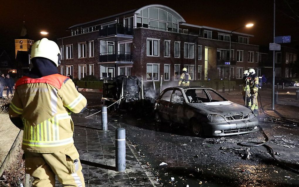 Uitgebrande auto in Veen. beeld ANP, ERIK HAVERHALS