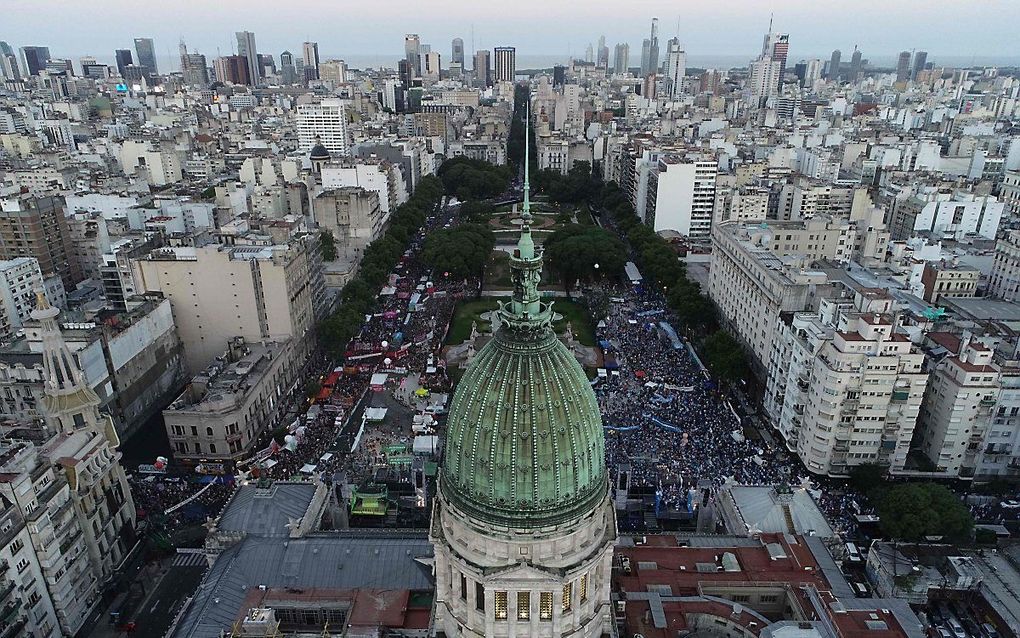 In Buenos Aires hadden zich dinsdag duizenden mensen verzameld om de uitslag van de stemming over abortus af te wachten. beeld AFP, Emiliano Lasalvia