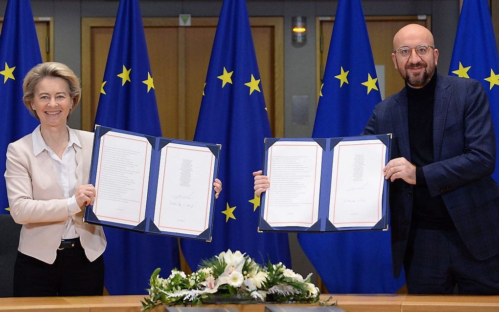 Voorzitter Ursula von der Leyen van de Europese Commissie en EU-president Charles Michel. beeld AFP, Johanna Geron