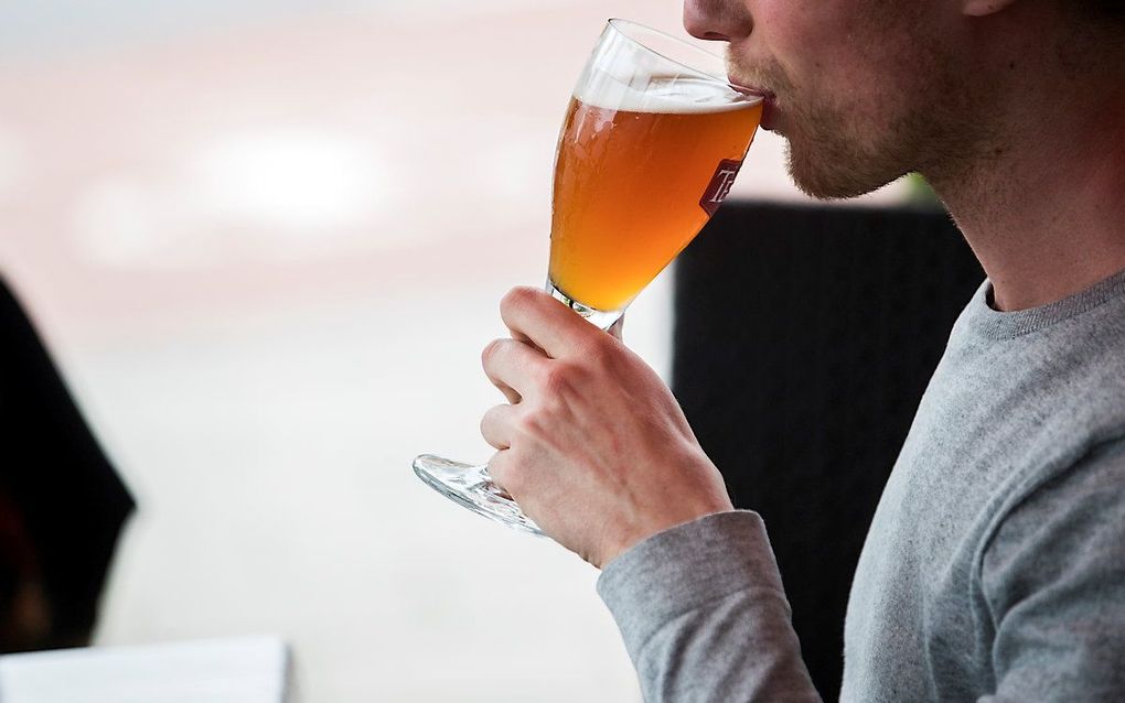 Mensen genieten na werktijd van de vrijdagmiddagborrel. Uit een medisch onderzoek blijkt dat wie meer dan een glas alcohol per dag drinkt, het risico loopt eerder te overlijden. beeld ANP, Jeroen Jumelet