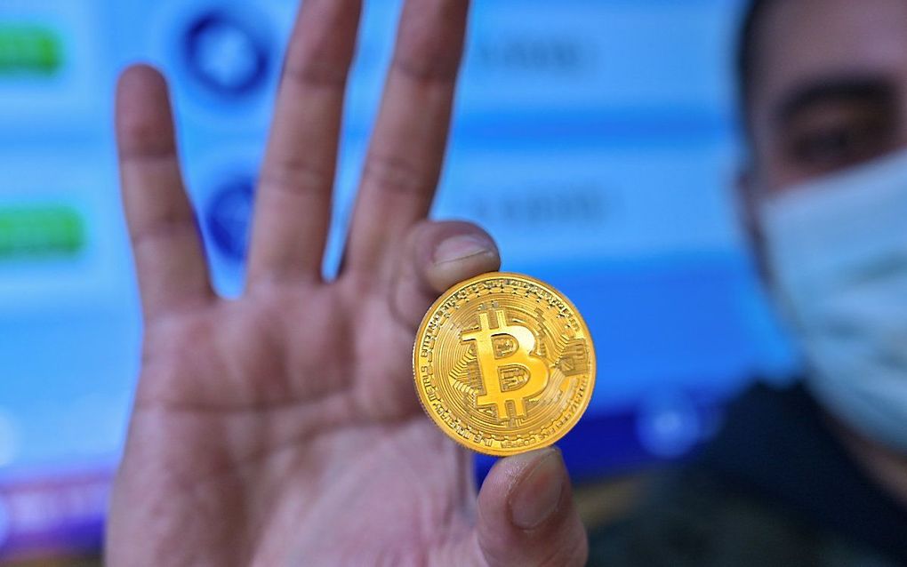 Een replica van de bitcoin. beeld AFP, Ozan Kose