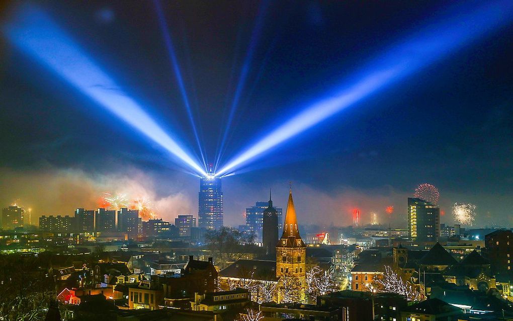 Een lichtshow boven Enschede als alternatief voor het vuurwerkverbod. beeld ANP, Vincent Jannink