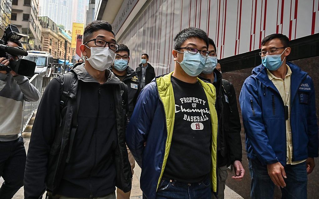 Ben Chung (M) wordt gearresteerd in Hongkong. beeld AFP, Peter Parks