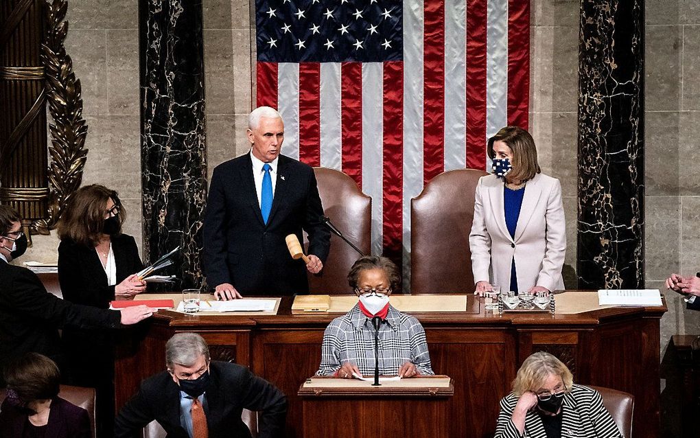 Vice-president Pence en Nancy Pelosi leiden de stemming. beeld AFP, Erin Schaff