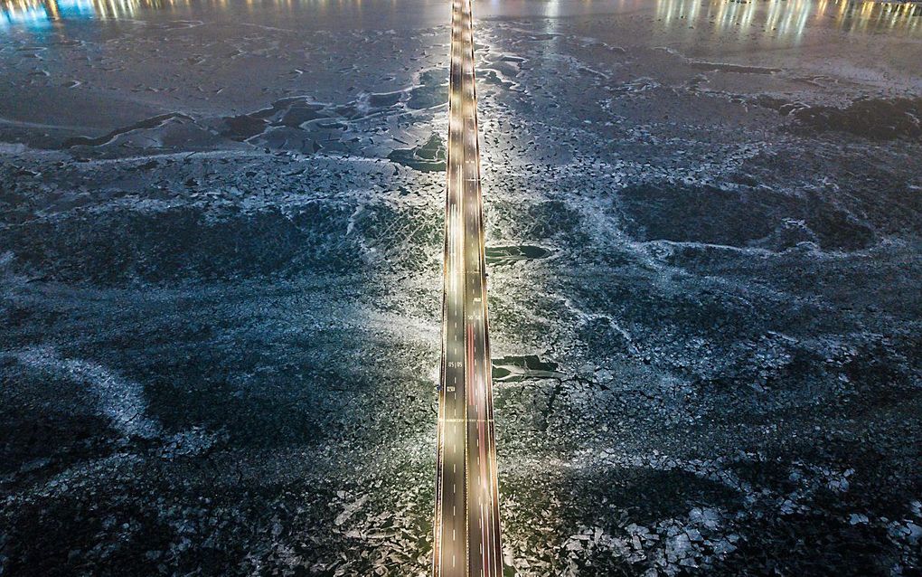 Een autobrug over een bevroren rivier de Han in de Zuid-Koreaanse hoofdstad Seoul. beeld AFP, Ed JONES