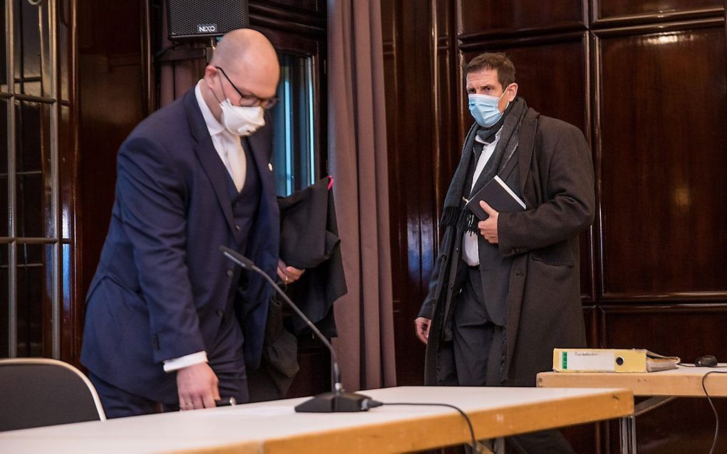 Ds. Olaf Latzel (r.) tijdens het proces tegen hem, november vorig jaar. beeld EPD, Tristan Vankann