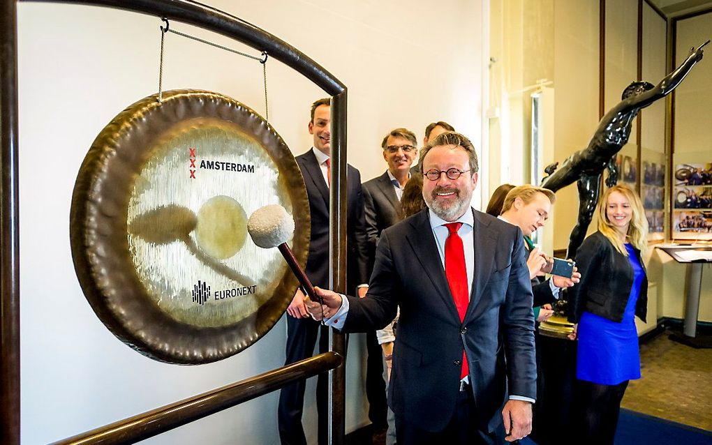 Dhr Olaf Sleijpen van De Nederlandsche Bank luidt de gong op de Amsterdamse beurs. beeld ANP, Lex van Lieshout