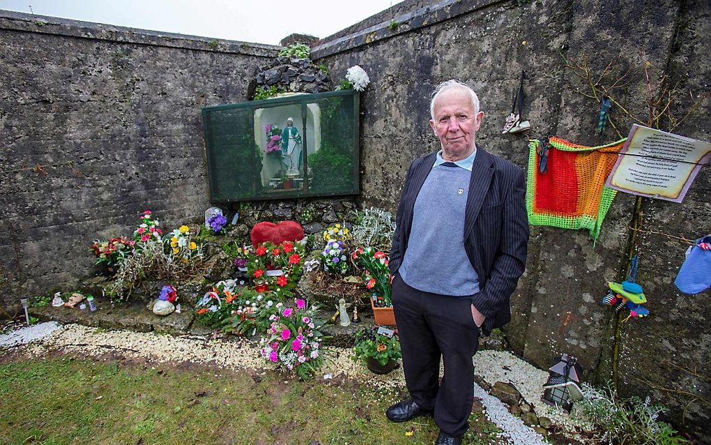 Walter Francis, een overlevende van het Ierse "Bon Secours Mother and Baby Home", bij een monument in Tuam, graafschap Galway, woensdag. Het monument herinnert aan de meer dan 800 kinderen die begraven liggen op dit terrein van een voormalig rooms-katholiek tehuis voor ongehuwde moeders. beeld AFP, Paul Faith