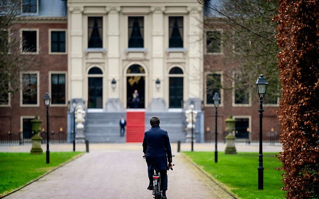 Rutte op weg naar de koning. beeld ANP, Bart Maat