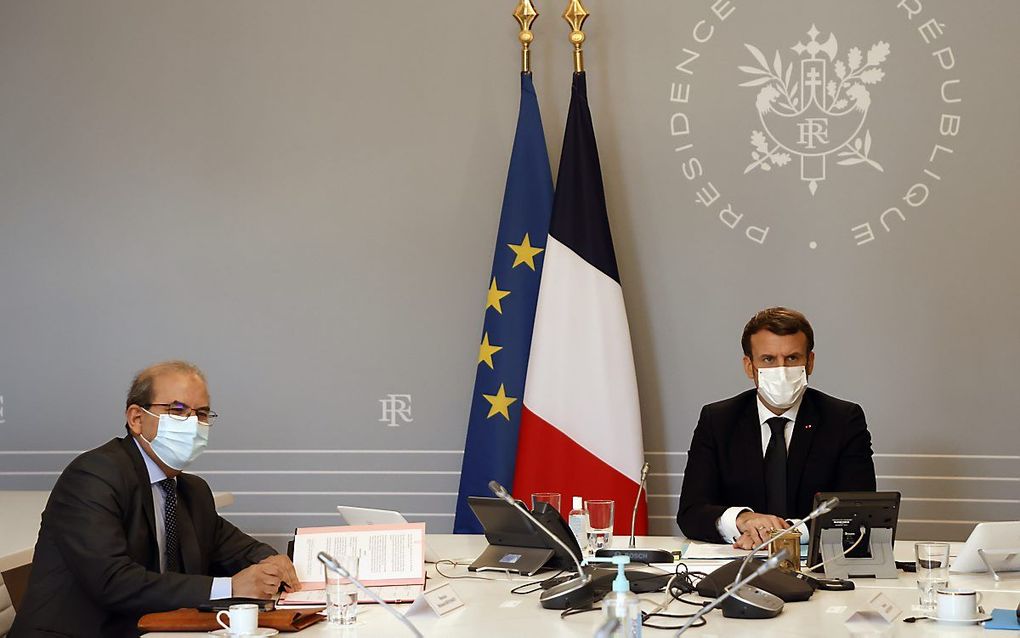 Mohammed Moussaoui (L), voorzitter van de Franse moslimkoepel CFCM, en de Franse president Emmanuel Macron. beeld EPA, Ludovic Marin