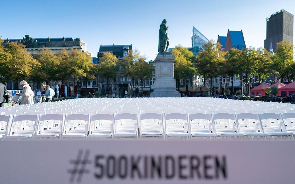 Vijfhonderd lege stoelen op het Plein in Den Haag, tijdens een actie van twaalf organisaties in september vorig jaar. Onder meer VluchtelingenWerk, Kerk in Actie en Defence for Children stelden een petitie op. De ondertekenaars van de petitie vinden dat de regering meer vluchtelingen van de Griekse eilanden moet opnemen. beeld ANP, Bart Maat