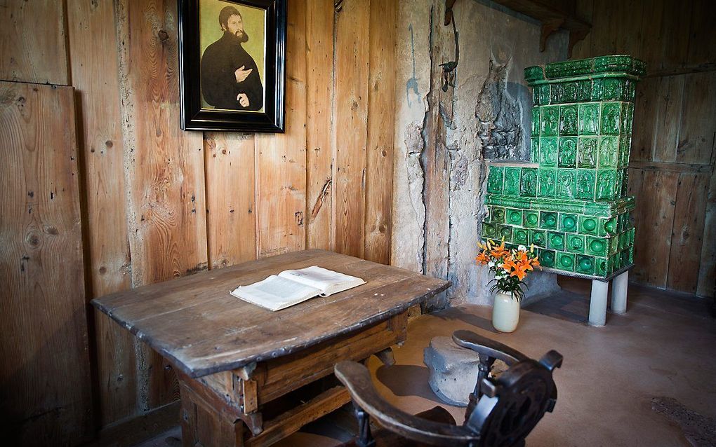 Het Lutherkamertje op de Wartburg, met het beroemde schrijftafeltje. beeld RD, Henk Visscher