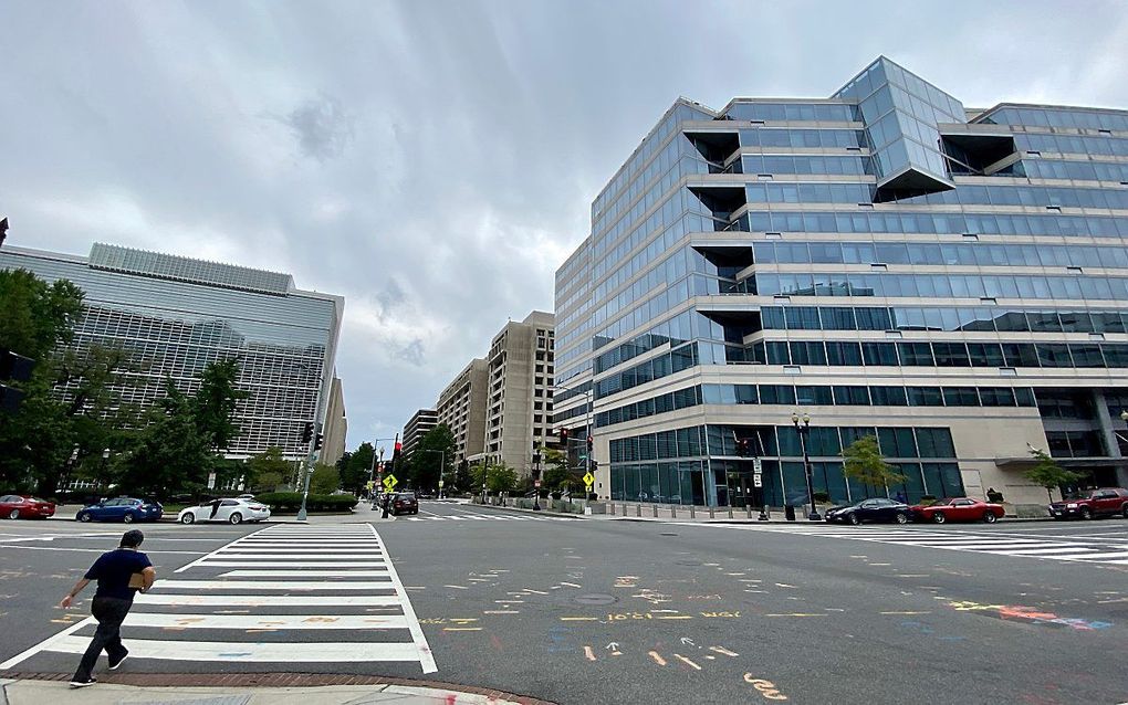 Hoofdkwartier van het IMF (r.) in Washington. beeld AFP, Daniel Slim