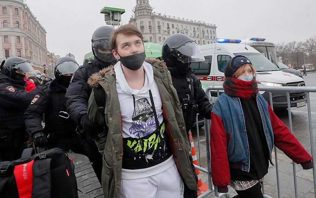 Demonstranten worden opgepakt in de Russische hoofdstad Moskou, waar zaterdag geprotesteerd wordt tegen het bewind van president Poetin. beeld EPA, Maxim Shipenkov