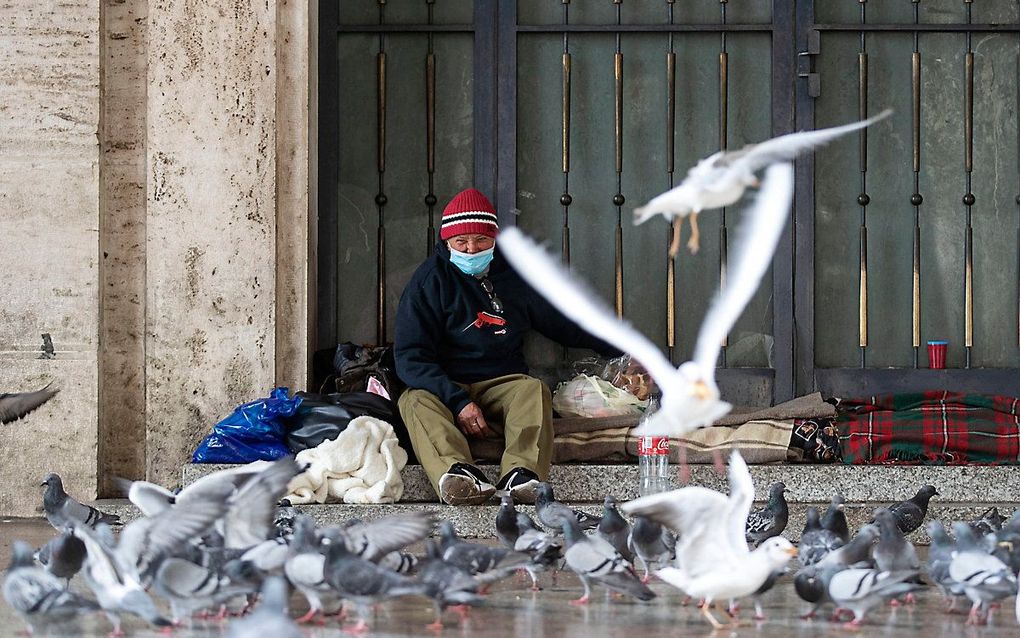 Een dakloze in Rome. beeld beeld EPA/MASSIMO PERCOSSI