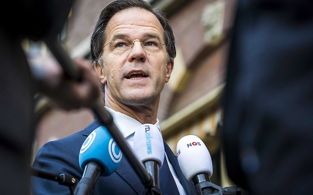 Premier Rutte keurde de rellen vanwege de avondklok maandagochtend in scherpe bewoordingen af. beeld ANP, Lex van Lieshout