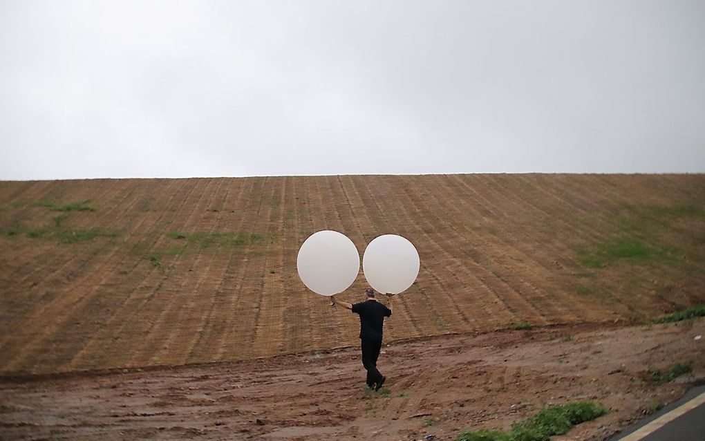 Eric Foley, medeoprichter van Voice of the Martyrs (VOM) in Korea, laat ballonnen richting Noord-Korea op.