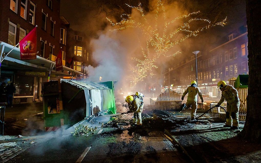 De brandweer blust een brand op de Groene Hilledijk na afloop van de rellen in Rotterdam. beeld ANP, Marco de Swart