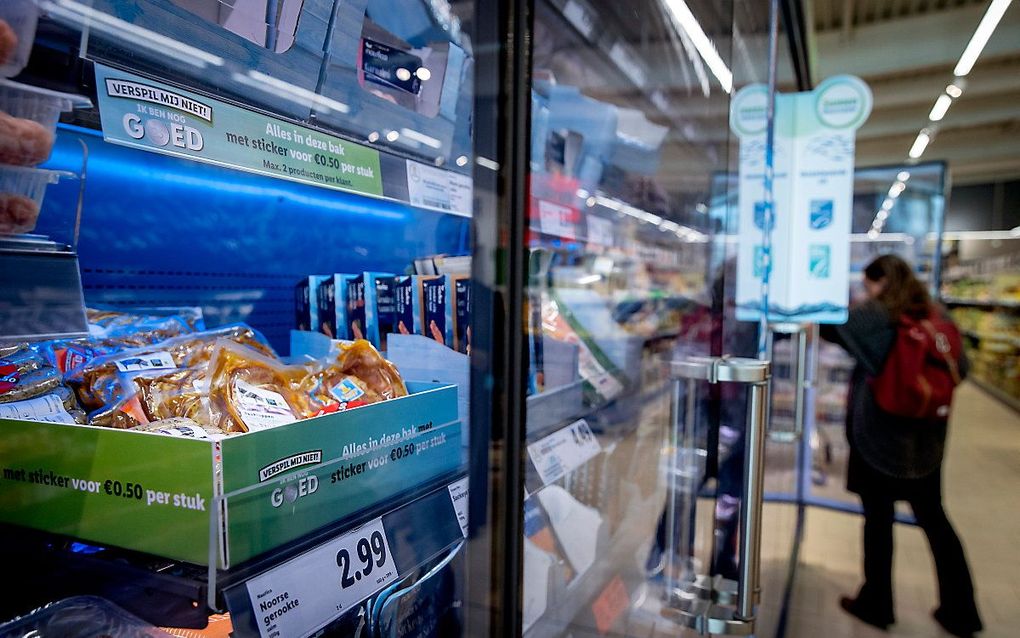 Producten die de uiterste houdbaarheidsdatum hebben bereikt worden bij supermarktketen Lidl voor spotprijzen aangeboden, in de strijd tegen voedselverspilling. beeld ANP, KOEN VAN WEEL