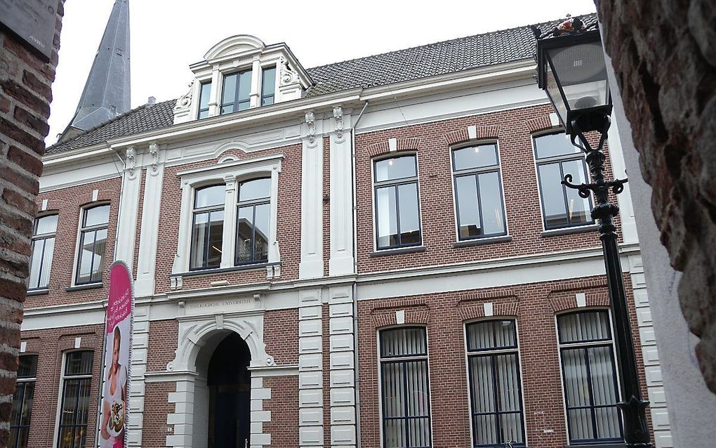 Een van de voormalige gebouwen van de Theologische Universiteit in Kampen, aan de Oudestraat. In de jaren negentig was ds. Plomp curator-secretaris en curator-voorzitter van deze gereformeerde universiteit. beeld RD