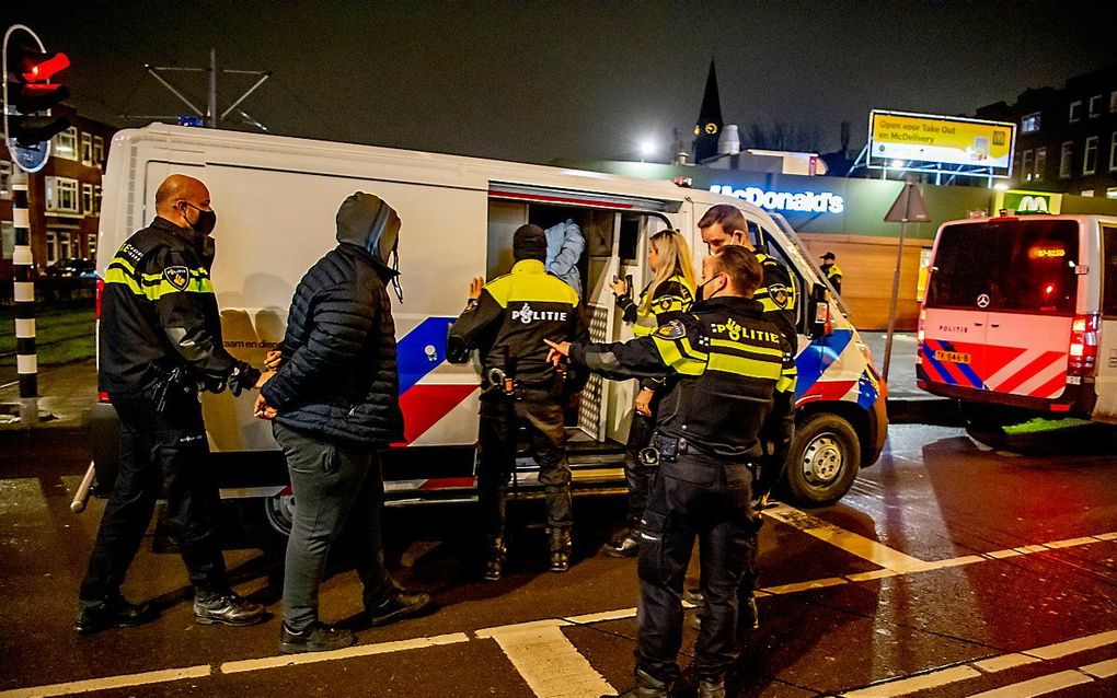 De politie heeft inmiddels een paar honderd verdachten aangehouden voor de rellen. De afgelopen dagen werden vooral mensen opgepakt die verdacht werden van opruiing via sociale media. beeld ANP