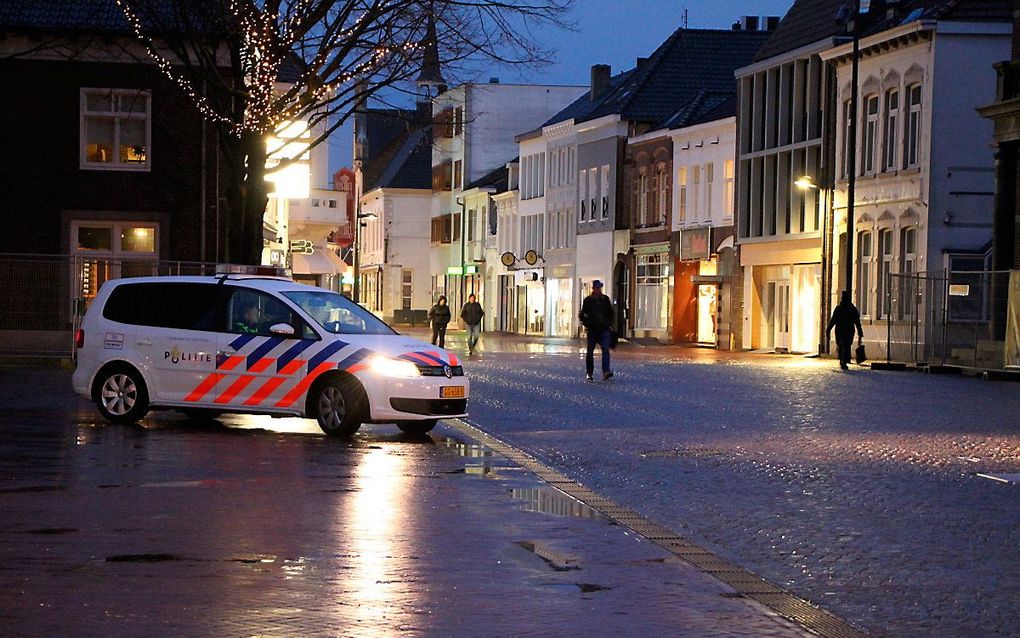 Een patrouillerende politiewagen in Weert. beeld ANP