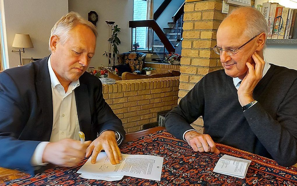 Jan Vreeken (l.) is aangesteld als bureaumanager van Stichting Ismaël. Rechts bestuursvoorzitter ds. W. Visscher.  beeld Stichting Ismaël