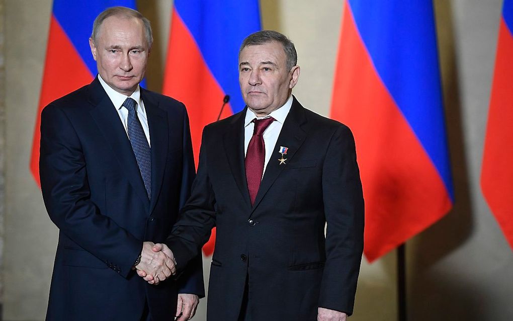 De Russische president Vladimir Poetin (L) en Arkady Rotenberg. beeld EPA, Alexander Nemenov