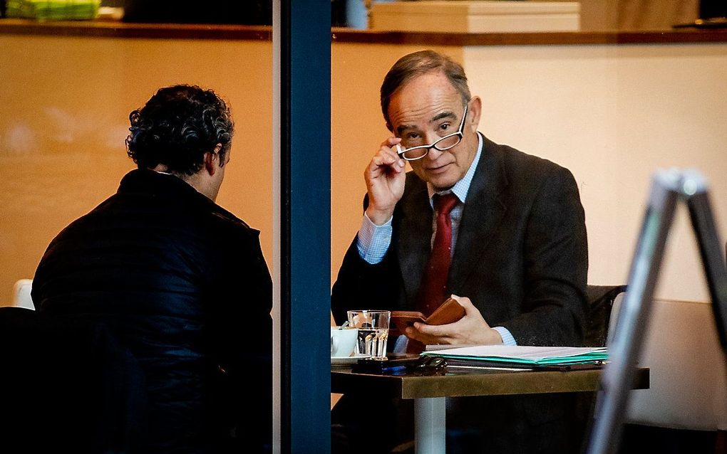 Oud-piloot Julio Poch zit in een koffiezaak voorafgaand aan de openbare verhoren in de zaak van Poch tegen de staat. beeld ANP, Sem van der Wal