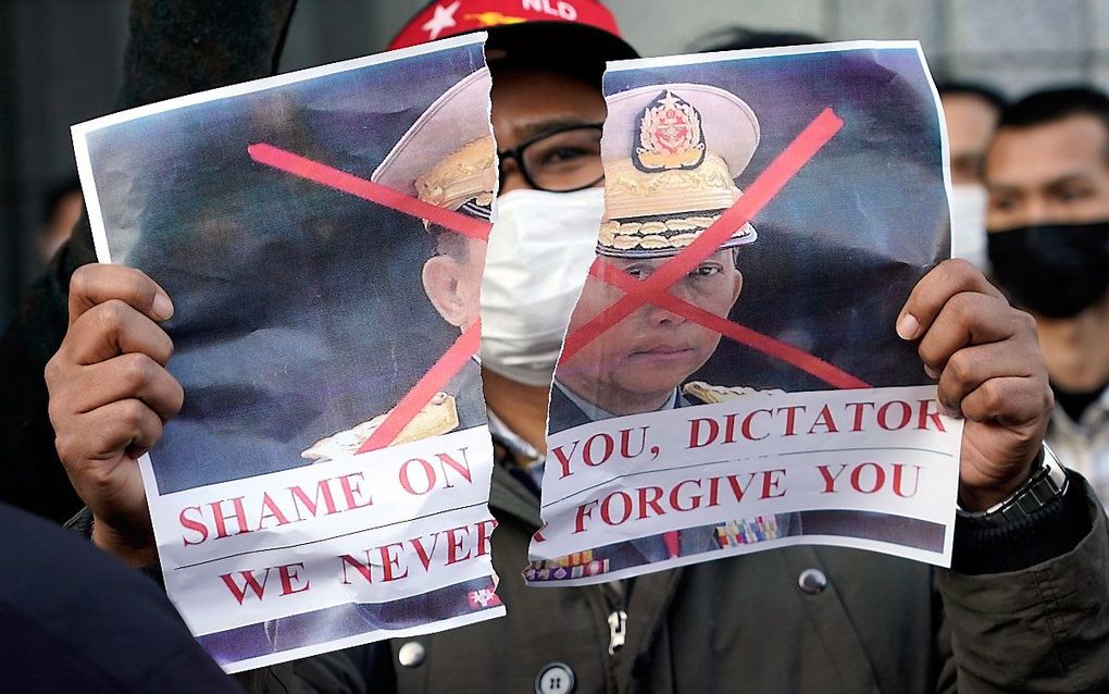 Een demonstrant in Japan protesteert tegen de militaire coup in Myanmar. beeld EPA, Franck Robichon