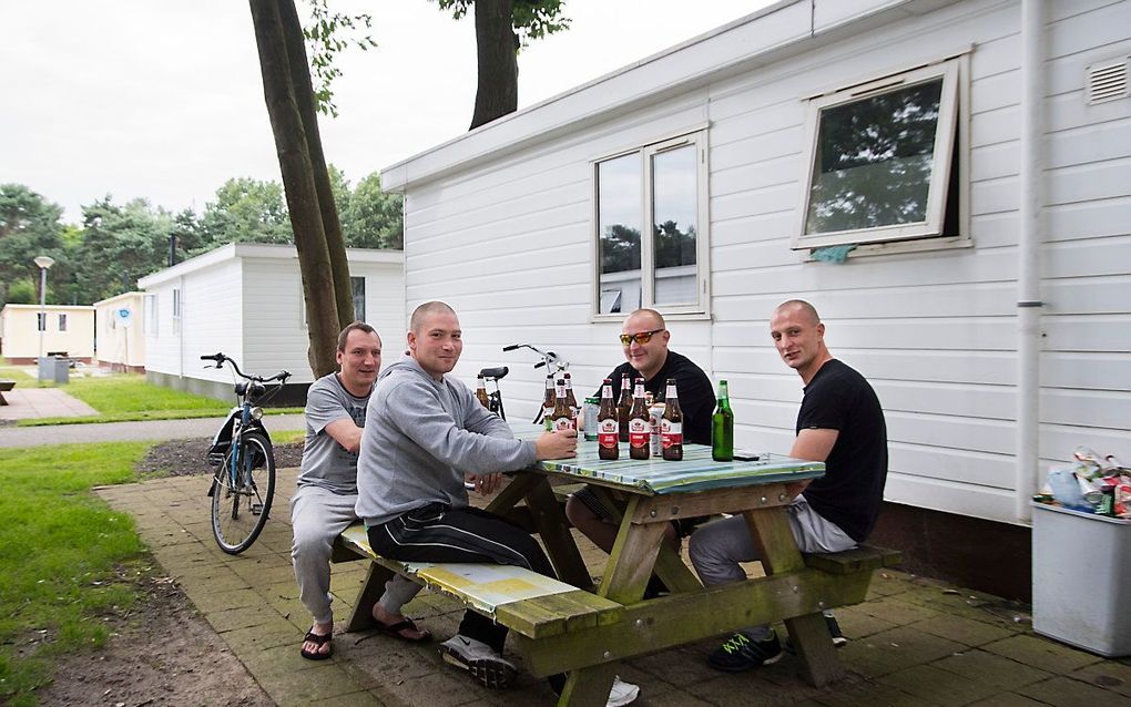 Poolse arbeidsmigranten bij hun woning op een recreatiepark in Oss. beeld ANP, PIROSCHKA VAN DE WOUW