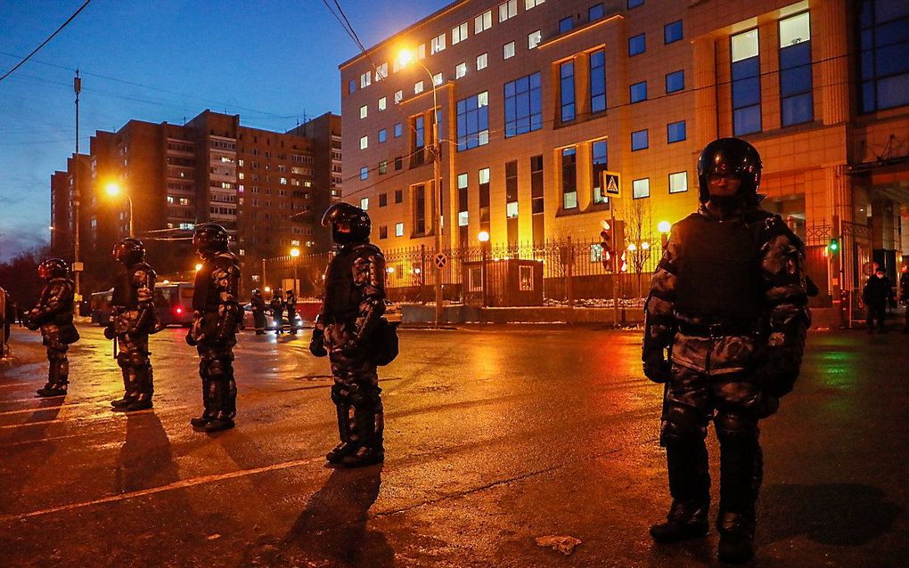 Zware beveiliging bij de rechtbank in Moskou. beeld EPA, MAXIM SHIPENKOV