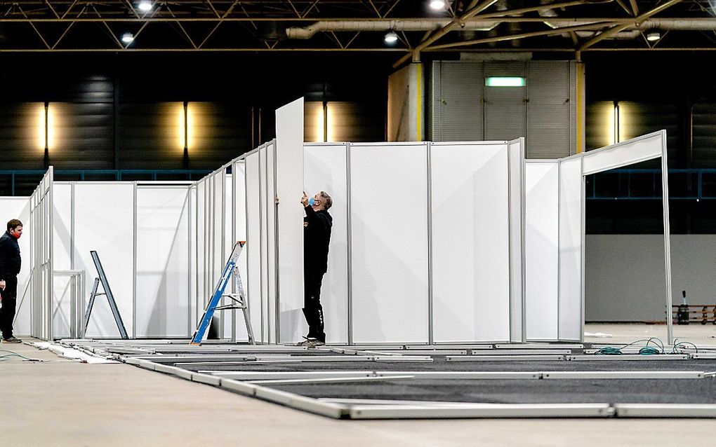 Opbouw van een vaccinatielocatie in de Jaarbeurs in Utrecht. beeld ANP, Sander Koning