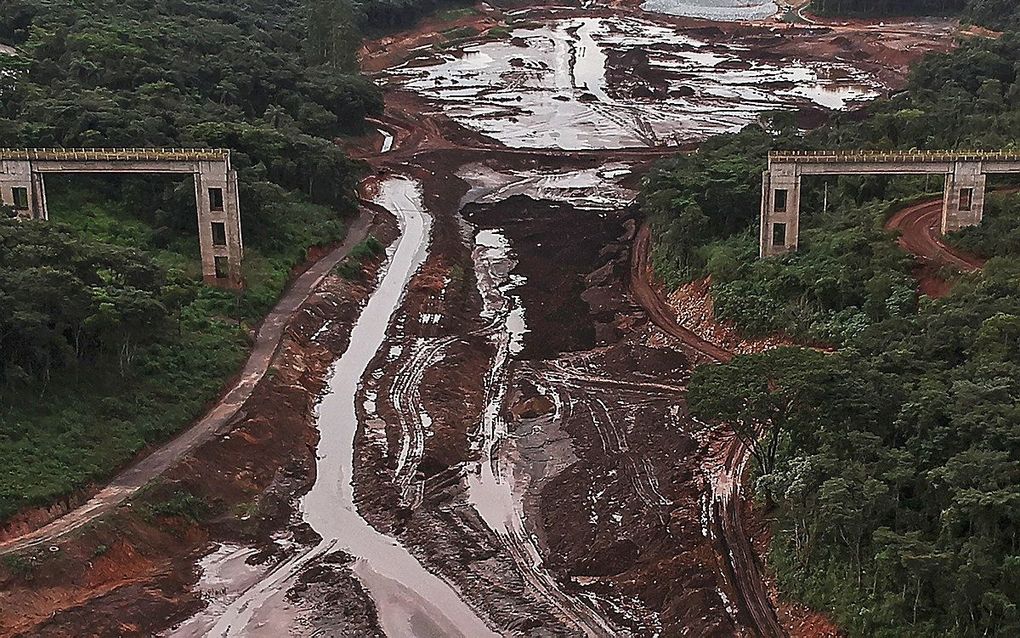 De spoorbrug bij de plaats des onheils, een jaar na dato, in Brumadinho, Brazilië. beeld EPA, Antonio Lacerda