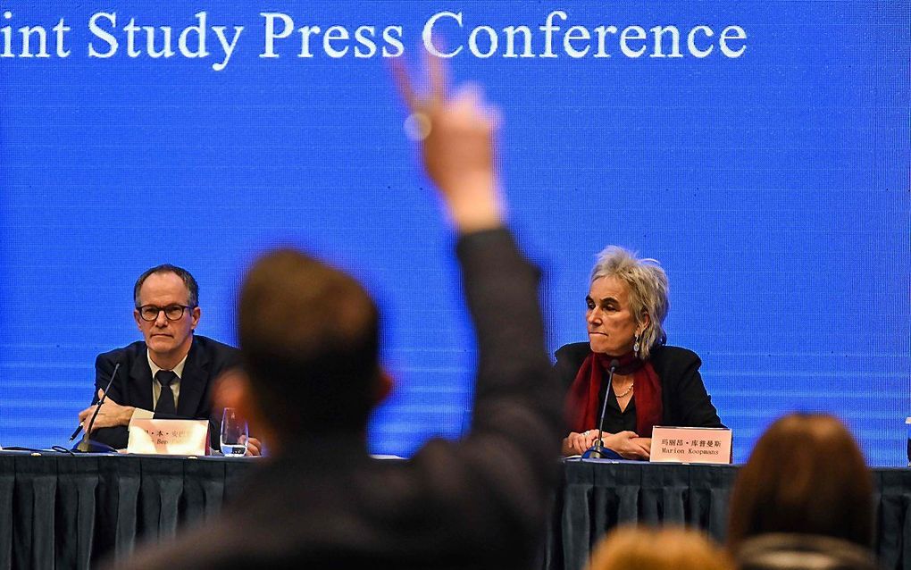 Dr. Peter Ben Embarek (l.) en prof. Marion Koopmans (r.) tijdens een persconferentie over het ontstaan van het coronavirus. beeld AFP, Hector Retamal