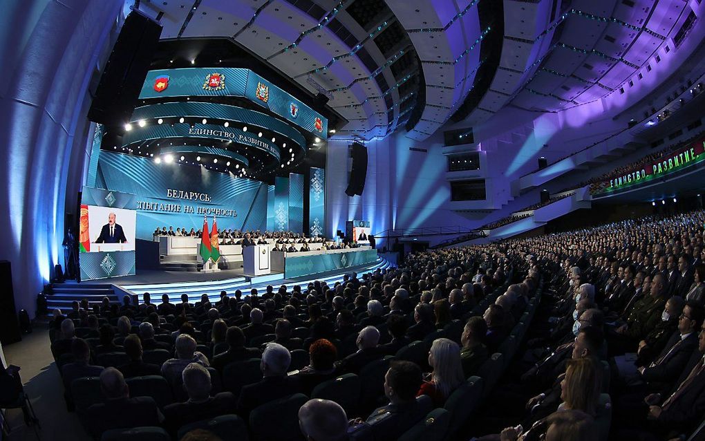 Loekasjenko opent de volksvergadering in Minsk. beeld AFP, Maxim Gachek