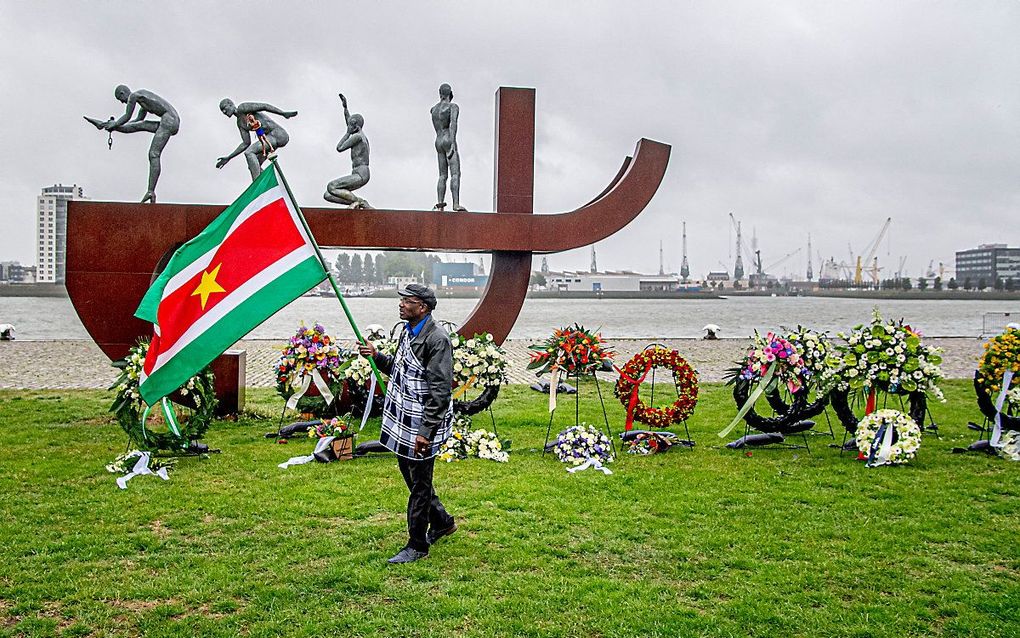 Kransen bij het slavernijmonument aan de Lloydkade tijdens de herdenking van de afschaffing van de slavernij. beeld ANP, Robin Utrecht