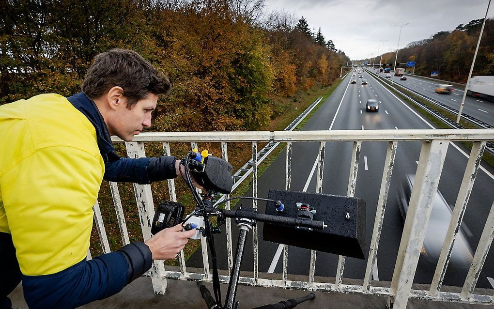 Slimme camera's staan opgesteld langs de A28. Automobilisten die een telefoon vasthouden worden door het systeem automatisch geregistreerd en gefotografeerd. De foto wordt direct doorgestuurd naar het Centraal Justitieel Incassobureau, waar een buitengewoon opsporingsambtenaar vaststelt of er sprake is van een overtreding. beeld ANP, Robin van Lonkhuijsen