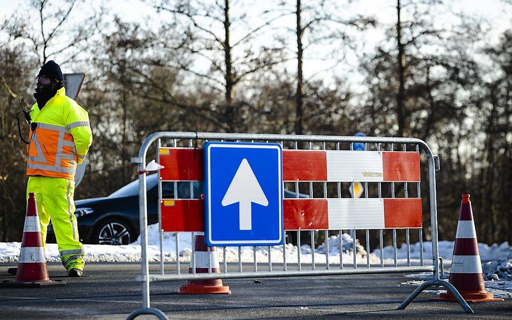 Verkeersregelaars bij de Kortenhoefsche Plassen. De gemeente Wijdemeren heeft de toegangswegen naar de plassen afgesloten voor auto's. Er komen te veel schaatsliefhebbers op de plassen af. beeld ANP SEM VAN DER WAL