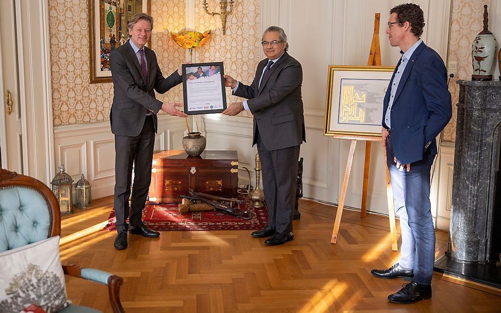 ChristenUnie-Kamerlid Joël Voordewind (l.) en HVC-directeur Jan Dirk van Nifterik (r.) overhandigen de petitie aan de Pakistaanse ambassadeur in Nederland, Mr. Shujjat Ali Rathore. beeld Jeroen Troost