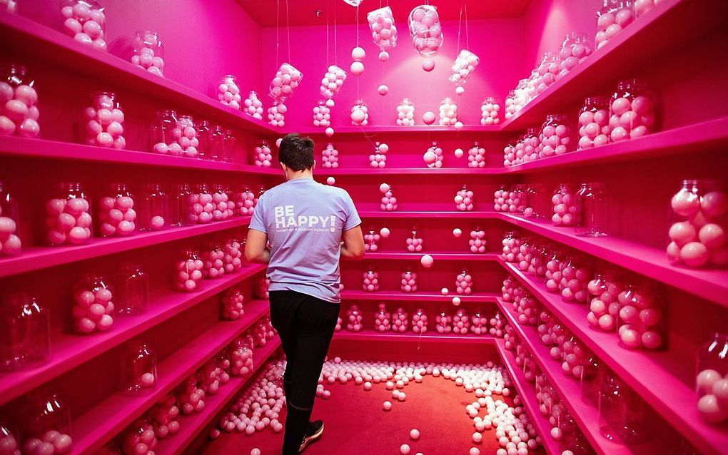 Facebook houdt het al ruim anderhalf decennium vol en er zijn geen tekenen dat het succes van het bedrijf tanende is. Foto: Be Happy! Museum in de Poolse hoofdstad Warschau, waar gebruikers van sociale media zichzelf kunnen fotograferen in een zuurstokroze omgeving. beeld EPA, Albert Zawada