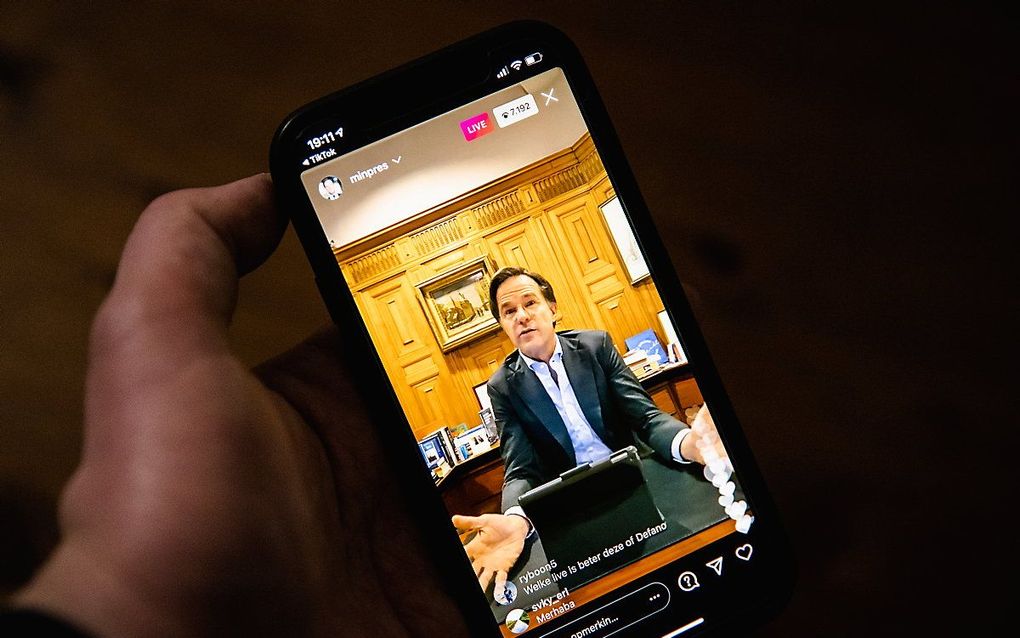 Premier Mark Rutte tijdens een livestream op Instagram op een mobiele telefoon. beeld ANP, Sem van der Wal