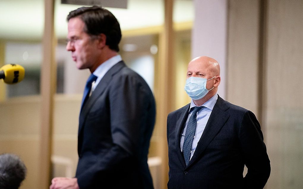 Premier Rutte en minister Grapperhaus voorafgaand aan de persconferentie over het rechterlijke besluit de avondklok onrechtmatig te verklaren. beeld ANP