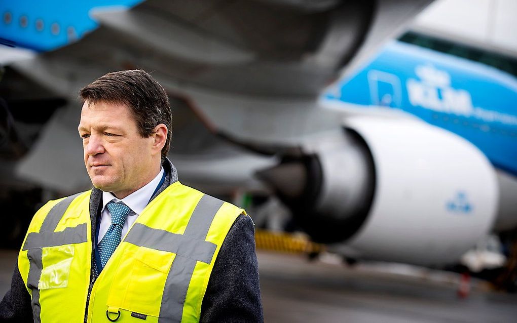 KLM-topman Pieter Elbers bij een toestel van luchtvaartmaatschappij KLM op luchthaven Schiphol. beeld ANP, Koen van Weel