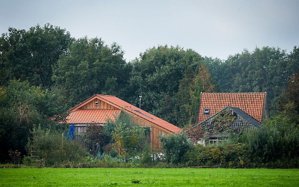 Politie doet onderzoek bij een boerderij aan de Buitenhuizerweg waar een vader en zes kinderen al jaren in de kelder woonden. beeld ANP, Vincent Jannink